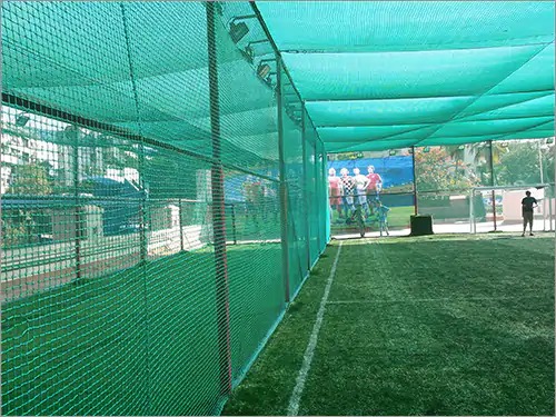 Sport net enclosure for a terrace or rooftop